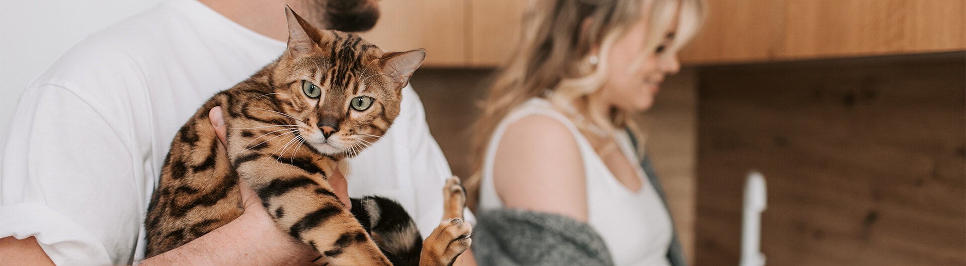 Mann hält seine Katze